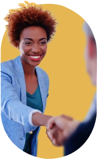 imagem de uma mulher de terno azul apertando a mão de um rapaz de terno, fundo amarelo