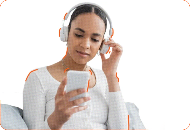 mulher olhando para o celular enquanto escuta audiolivros