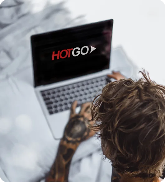 rapaz acessando o site da hotgo